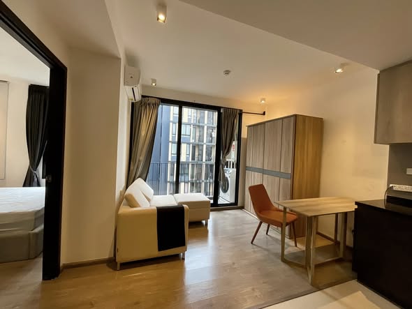 bedroom and room interior of Lyss Ratchayothin
