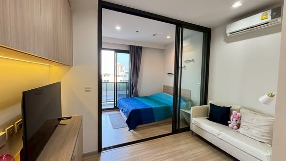 bedroom and room interior of M Jatujak