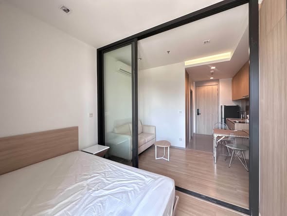 bedroom and room interior of M Jatujak