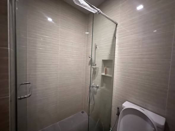 room interior and bathroom of M Jatujak