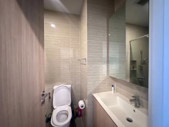room interior and bathroom of M Jatujak