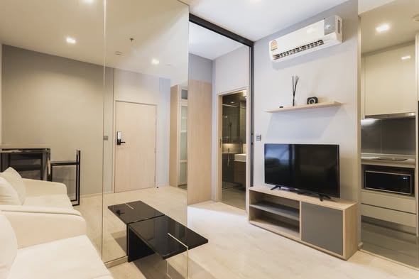 bedroom and room interior of M Thonglor 10