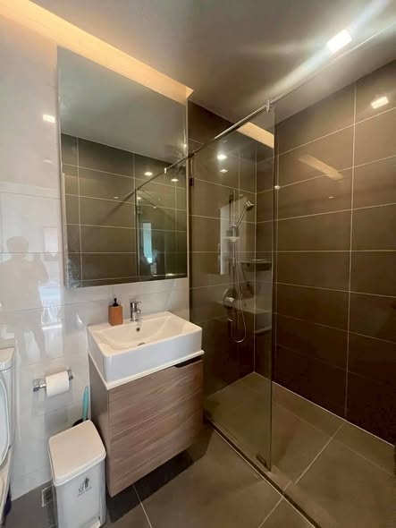 room interior and bathroom of M Thonglor 10
