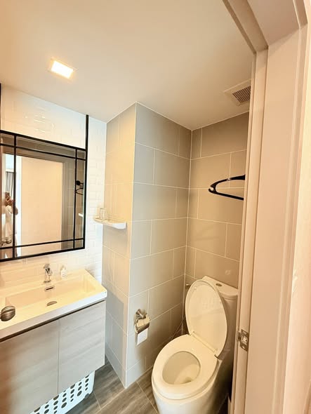 room interior and bathroom of Maestro 14 Siam-Ratchathewi