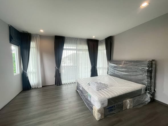 bedroom and room interior of Mantana Lake Watcharapol