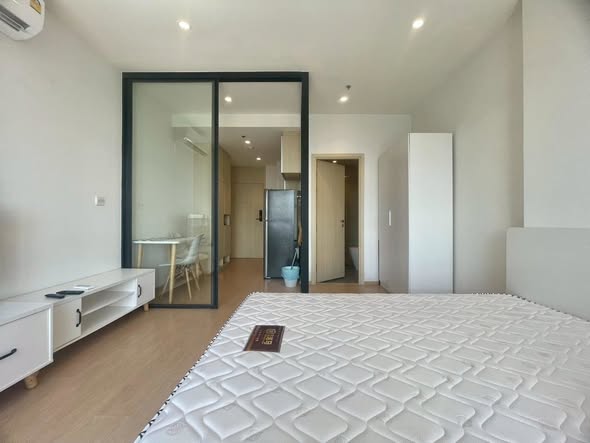 bedroom and room interior of MARU Ekkamai 2