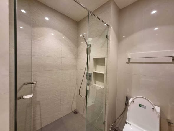 room interior and bathroom of MARU Ekkamai 2