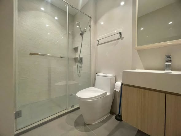 room interior and bathroom of MARU Ekkamai 2