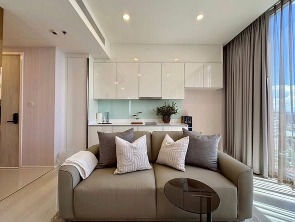living room and room interior of แมสซารีน รัชโยธิน | Mazarine Ratchayothin by Grand Unity