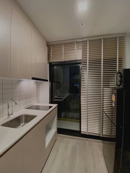 room interior and bathroom of Metris Lat Phrao