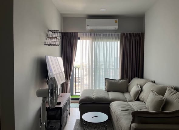 living room and bedroom of Metris Phatthanakan-Ekkamai