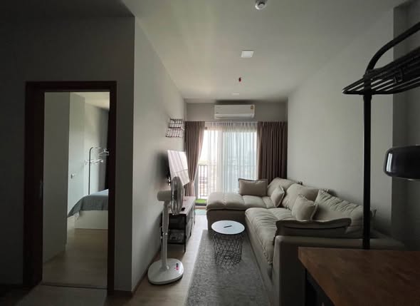 living room and bedroom of Metris Phatthanakan-Ekkamai
