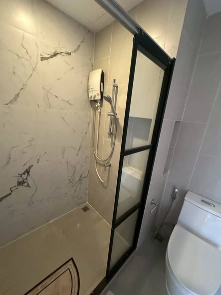 room interior and bathroom of Metris Rama 9-Ramkumhang