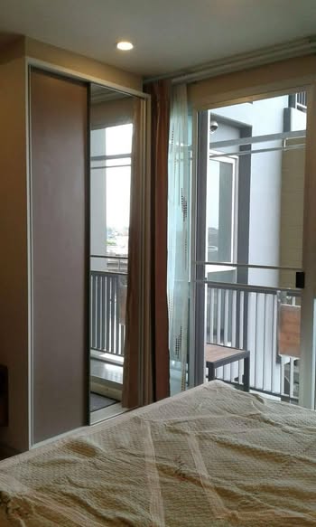 bedroom and room interior of Metro Luxe Rama 4