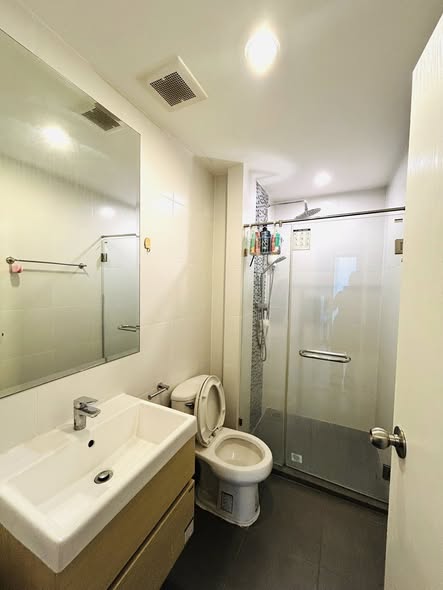 room interior and bathroom of Metro Sky Prachachuen