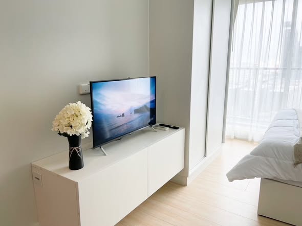 living room and bedroom of Metro Sky Wutthakat