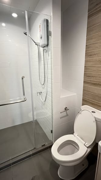 room interior and bathroom of Metro Sky Wutthakat