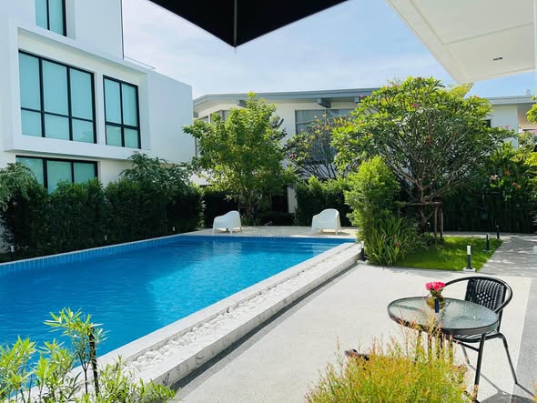pool of Modern Luxury