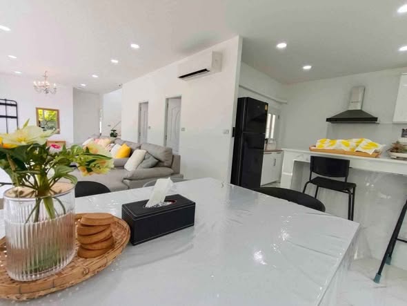 living room and kitchen of Modi house โมดิเฮาส์ ตัวจริงเรื่องบ้านน้อคดาวน์ บ้านสำเร็จรูป