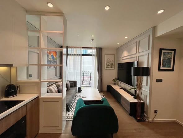 bedroom and living room of MUNIQ Sukhumvit 23