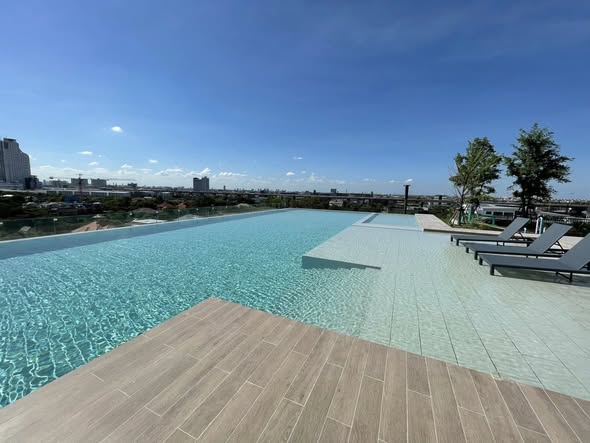 pool of นิช โมโน เมกะ สเปซ บางนา (Niche MONO Mega Space Bang Na)