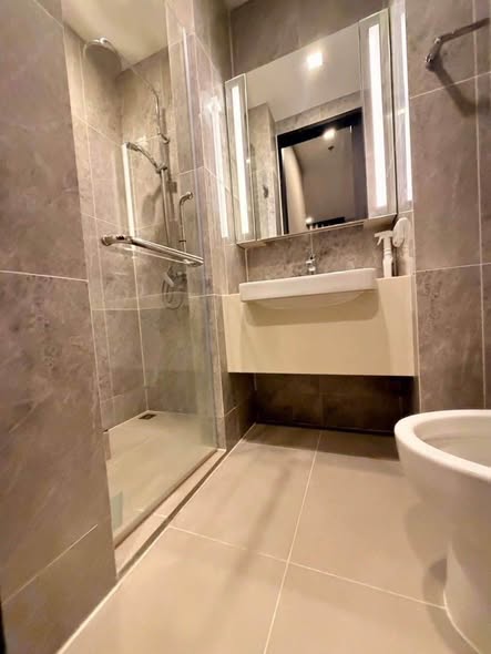 bathroom of Noble Around Ari