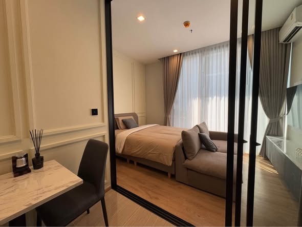 bedroom of Noble Around Ari