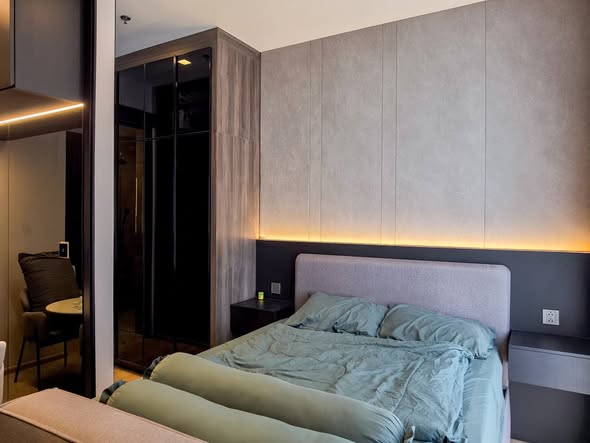 bedroom of Noble Around Ari