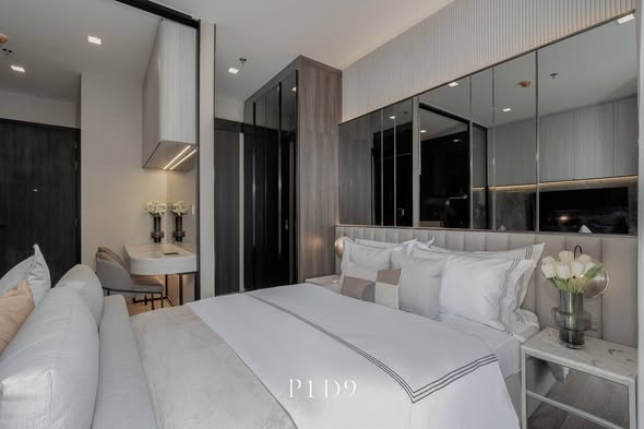 bedroom of Noble Around Ari