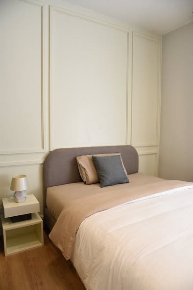 bedroom of Noble Around Ari