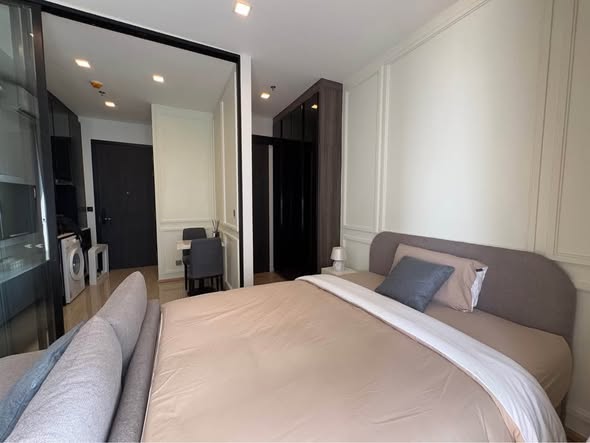bedroom of Noble Around Ari