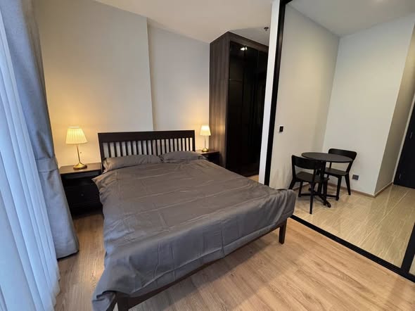 bedroom of Noble Around Ari