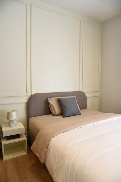 bedroom of Noble Around Ari