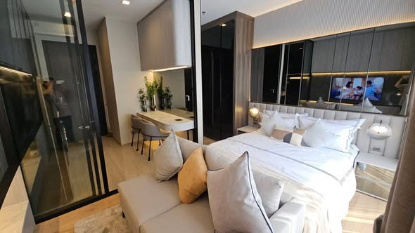 bedroom of Noble Around Ari