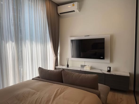 bedroom of Noble Around Ari