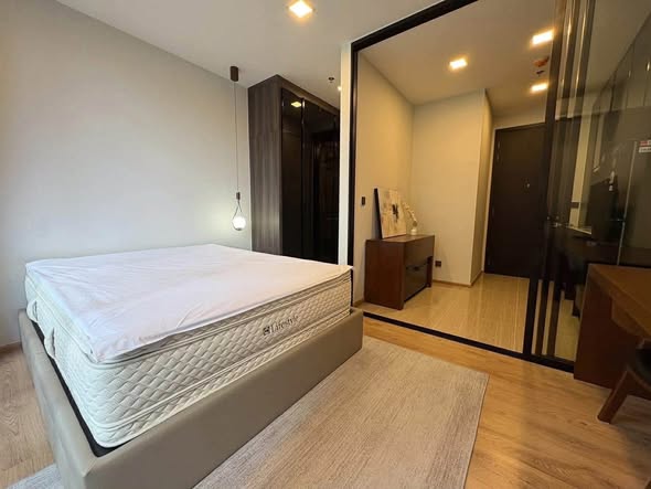 bedroom of Noble Around Ari