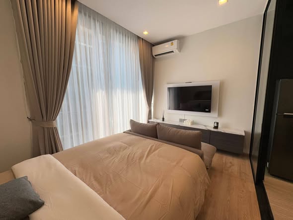 bedroom of Noble Around Ari