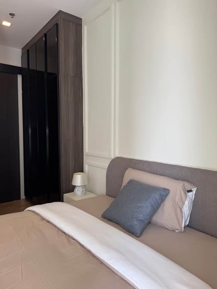 bedroom of Noble Around Ari