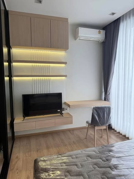 bedroom of Noble Around Ari