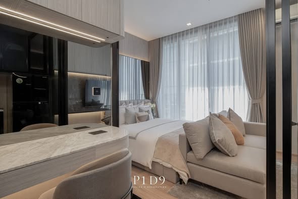 bedroom of Noble Around Ari