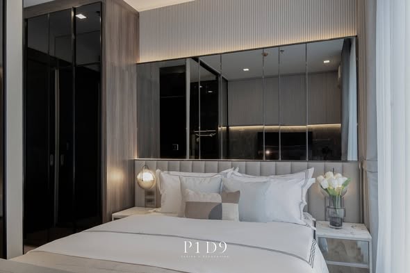 bedroom of Noble Around Ari