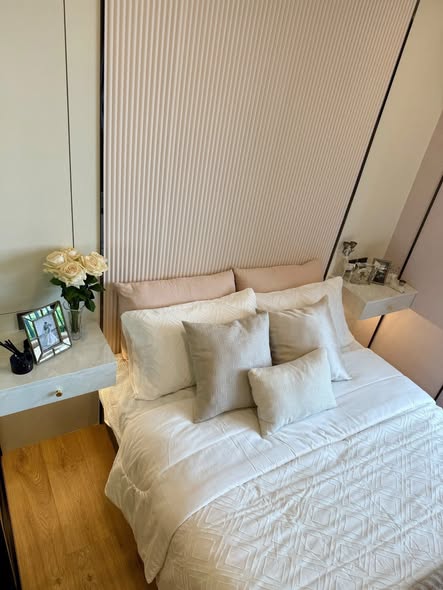 bedroom and bathroom of Noble Around Ari