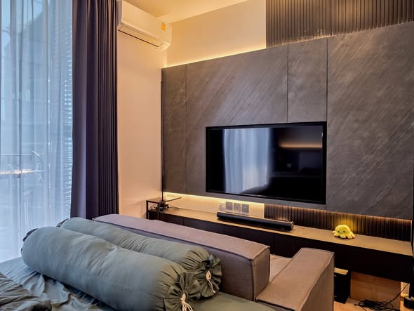 bedroom and living room of Noble Around Ari