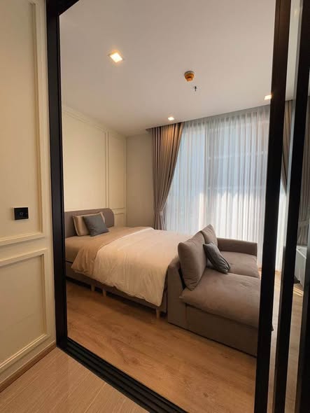 bedroom and room interior of Noble Around Ari