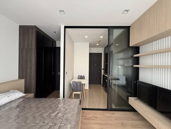 bedroom and room interior of Noble Around Ari