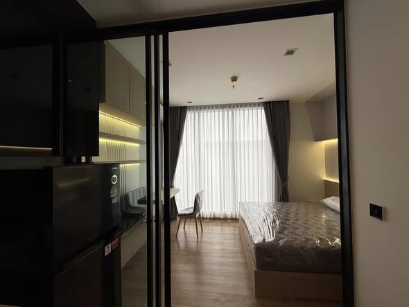 bedroom and room interior of Noble Around Ari