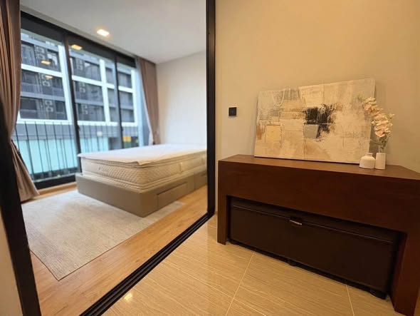 bedroom and room interior of Noble Around Ari