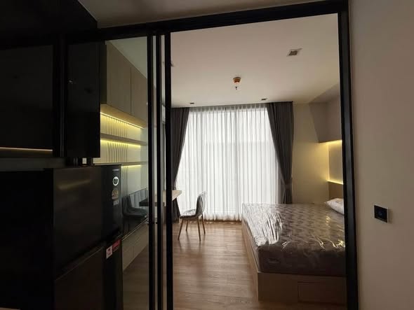 bedroom and room interior of Noble Around Ari