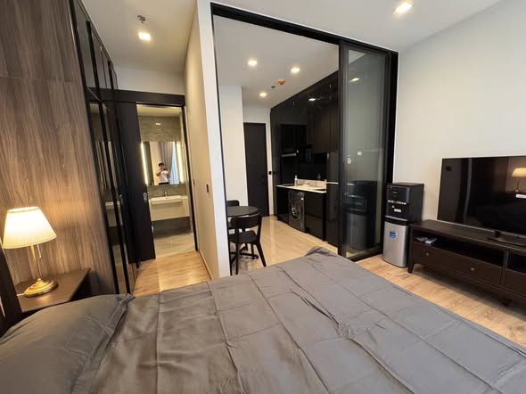 bedroom and room interior of Noble Around Ari