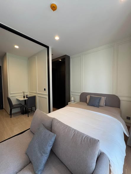bedroom and room interior of Noble Around Ari
